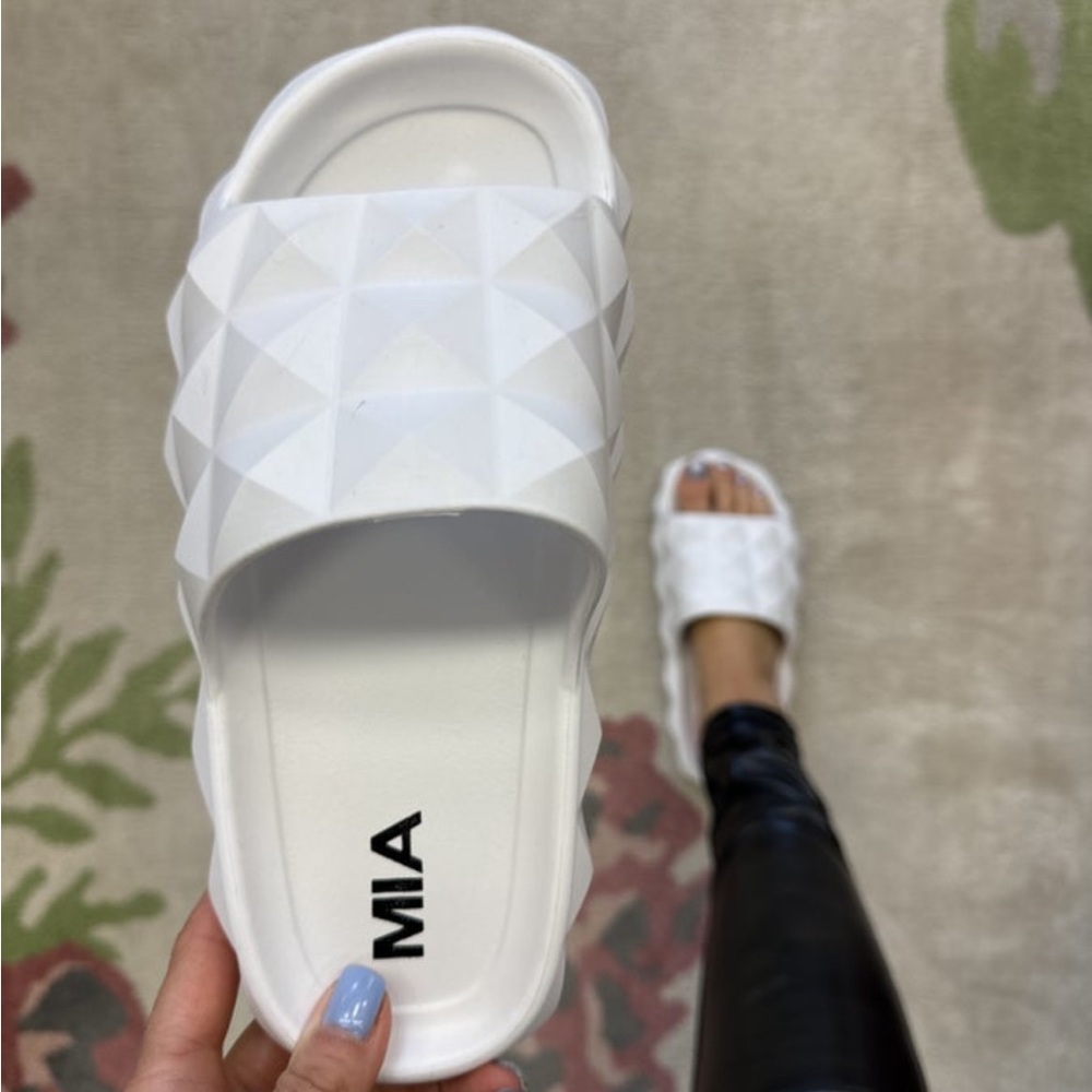 MIA SHOES NWT JELLYBEAN PRISM SLIDES WHITE